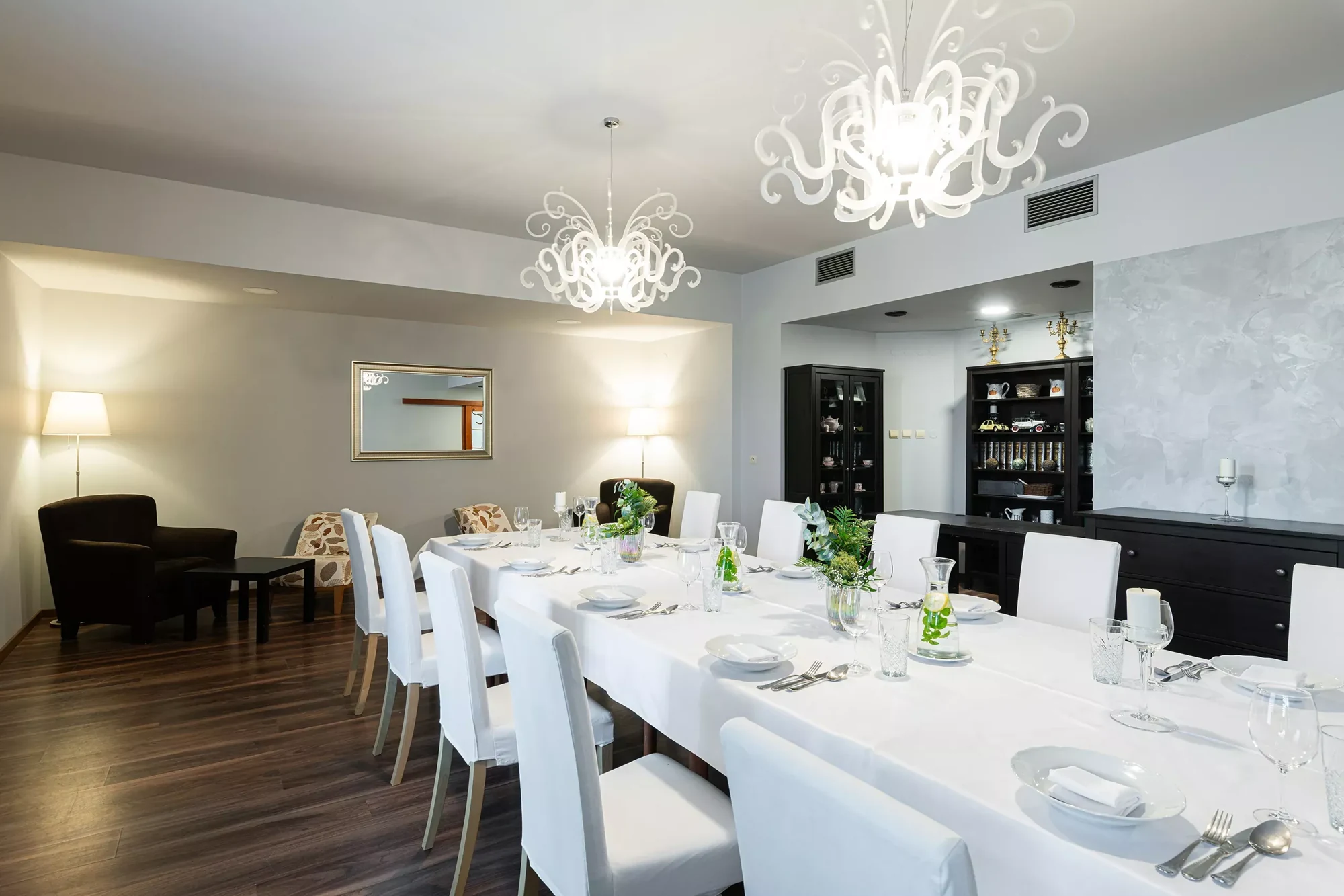 Slavnostně prostřená tabule v hotelu Maroli